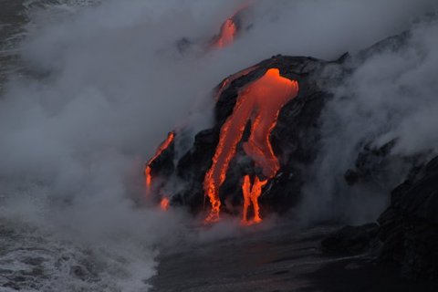 lava stroomt in zee